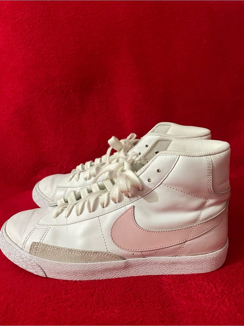Nike Women's White High-Top Sneakers with Pink 7 y